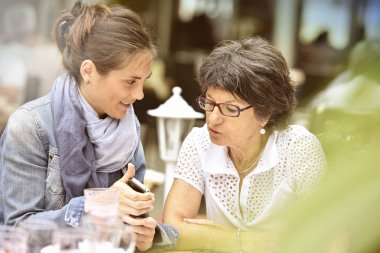 Kadın ve smartphone kullanarak bakıcı