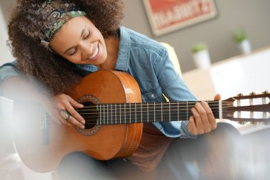 Gitar çalan kız