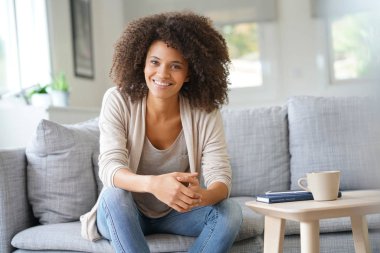  Kanepede dinlenen kadın.