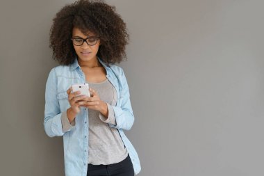  smartphone, izole kullanan kız