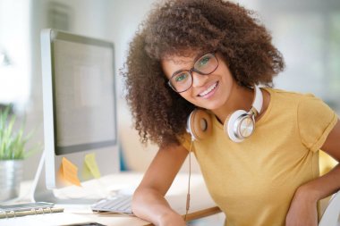 Kız ofiste tasarlama