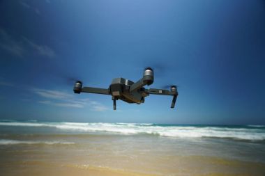 Okyanus üzerinde uçan uçak