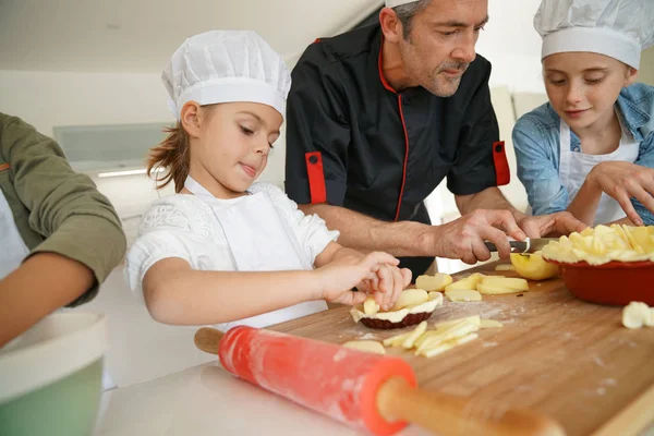 Clase de pastelería con niños — Foto de Stock