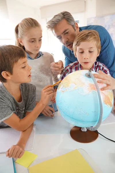 Profesor con niños en clase de geografía — Foto de Stock