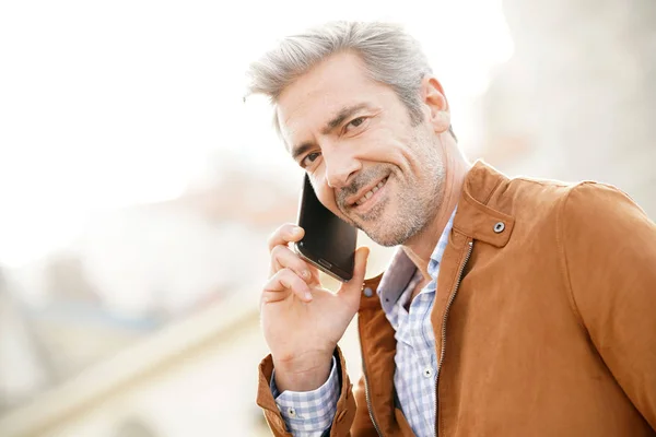 Homme d'affaires parlant au téléphone — Photo