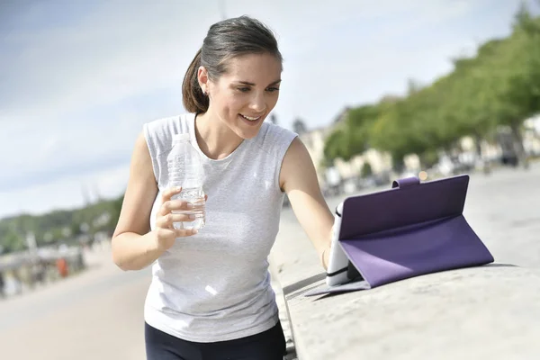 Dijital tablet vasıl seyir fitness kız — Stok fotoğraf