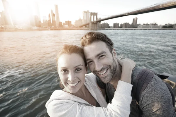 Pasangan Saling Berpelukan Jembatan Brooklyn Latar Belakang — Stok Foto
