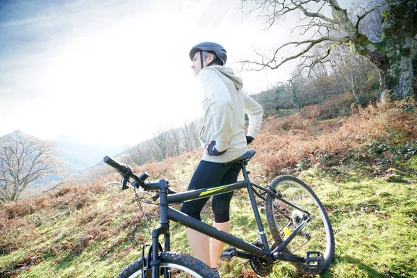 バイカー バイクでリラックス 風景を眺め — ストック写真