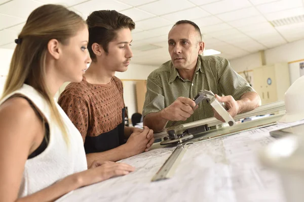 Persone in classe di formazione ingegneristica — Foto Stock