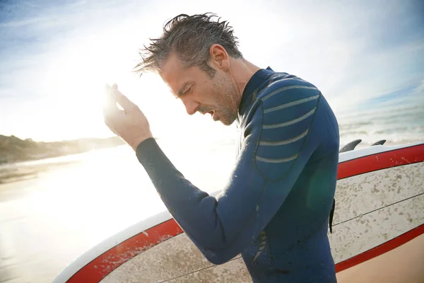 Surfer getting out of the water — Stock Photo, Image