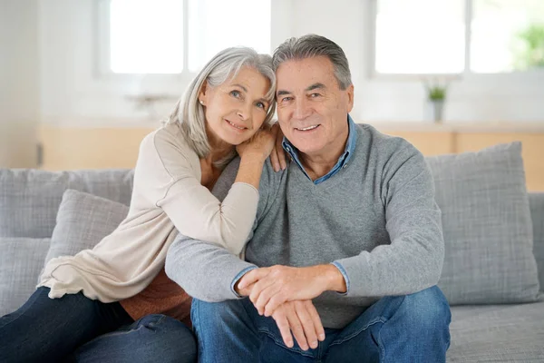 Porträt eines entspannten Senioren-Paares — Stockfoto
