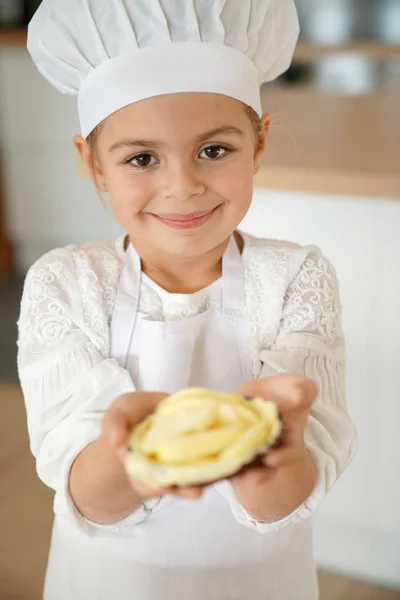 Дівчина тримає домашній яблучний пиріг — стокове фото