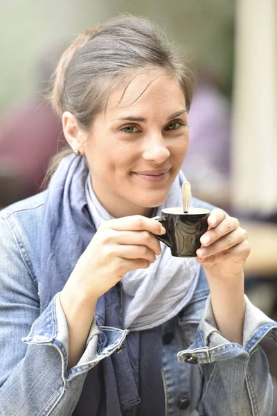 Kobieta o kawę na tarasie — Zdjęcie stockowe