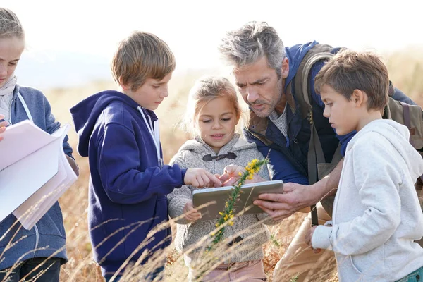 Profesor llevando niños al campo — Foto de Stock