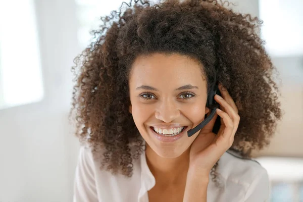 Assistente falando por telefone — Fotografia de Stock