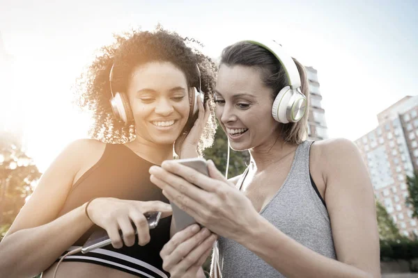 Девушки слушают музыку — стоковое фото