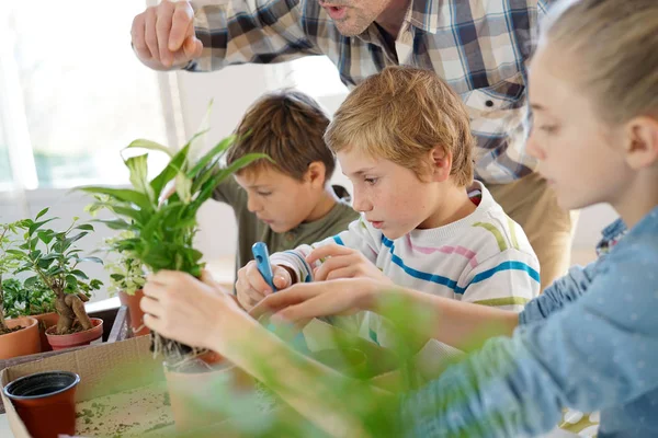 Professeur avec des enfants sur les clas de biologie — Photo