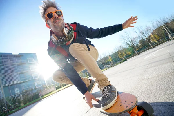 Mann skateboardet auf der Straße — Stockfoto