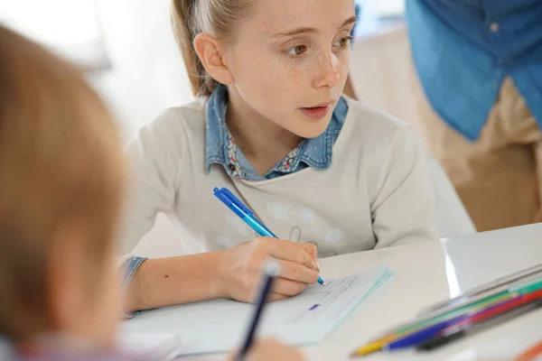 Menina tomando notas na classe — Fotografia de Stock