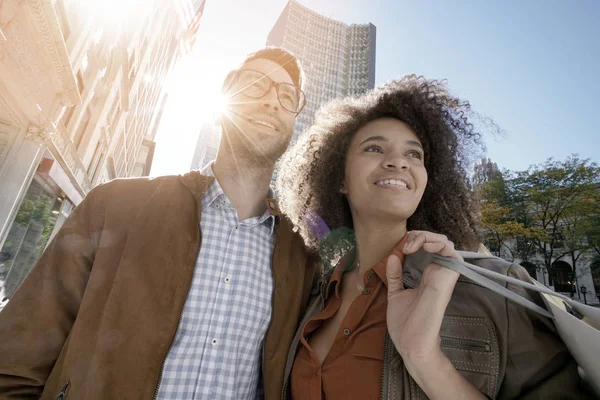 Casal alegre fazendo compras — Fotografia de Stock