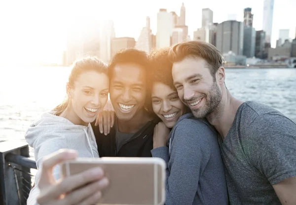 Amigos tirando foto selfie — Fotografia de Stock