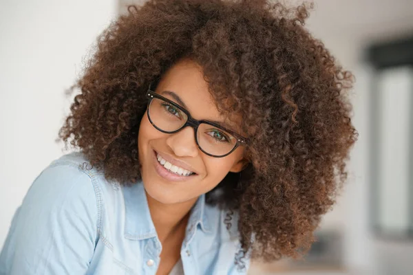 Змішана раса жінка з окулярами на — стокове фото