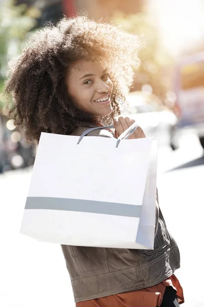 Fröhliches Mädchen beim Einkaufen — Stockfoto