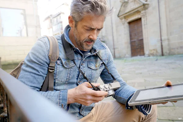 Reporter mit digitalem Tablet verbunden — Stockfoto