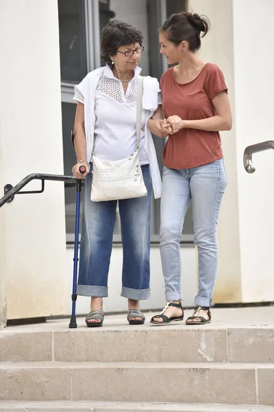 Hemvårdare att hjälpa funktionshindrade kvinna — Stockfoto