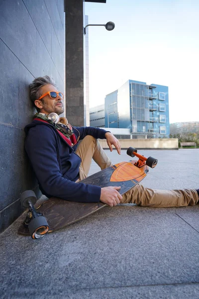 Skateboarder relaxante na rua — Fotografia de Stock