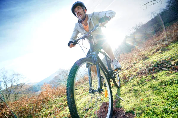 Hombre maduro montar en bicicleta — Foto de Stock