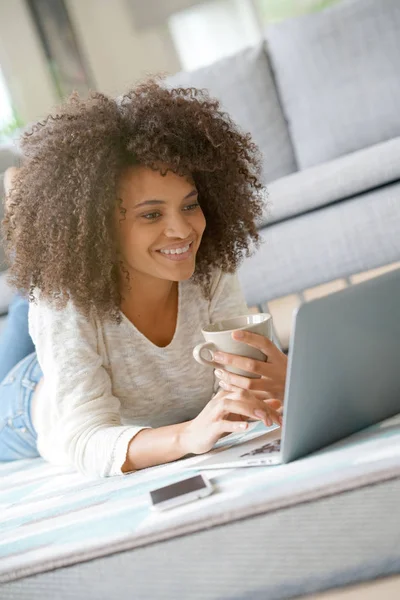 Nő websurfing laptop — Stock Fotó