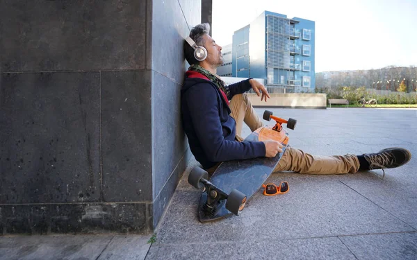 Skateboarder luisteren naar muziek — Stockfoto