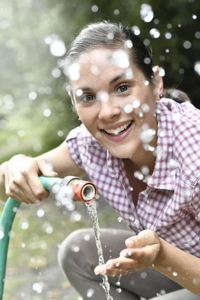 Vrouw verspreiding van water — Stockfoto