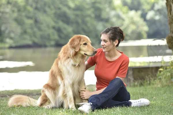 Vrouw zitten met hond — Stockfoto