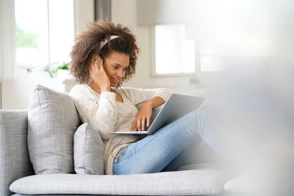 Mujer alegre haciendo un videocall — Foto de Stock