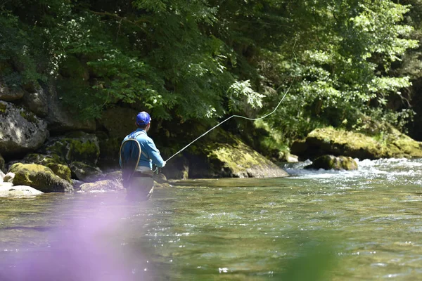 Flyfisherman ψάρεμα σε ποτάμι — Φωτογραφία Αρχείου