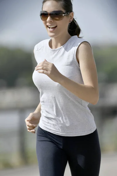 Mujer corriendo en la ciudad — Foto de Stock