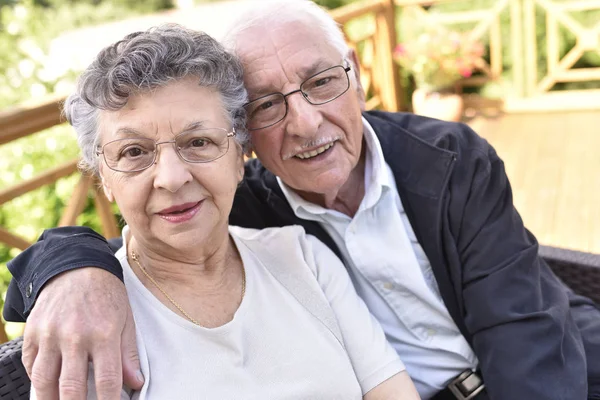 Yaşlı çift rahatlatıcı — Stok fotoğraf