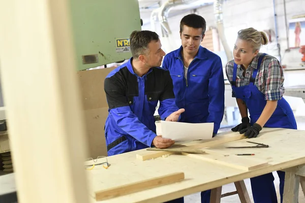 Schüler im Holzbau-Lehrgang — Stockfoto