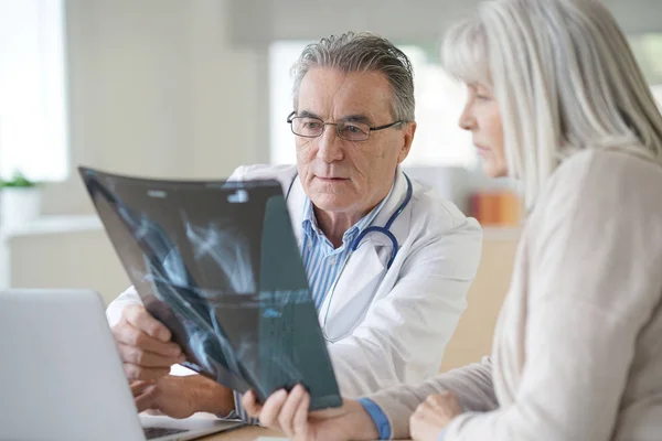 Doctor with patient looking at X-ray — Stock Photo, Image