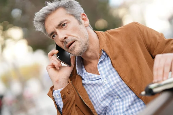 Affärsman pratar i telefon — Stockfoto