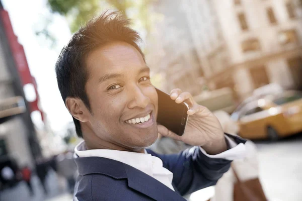 Geschäftsmann mit Smartphone — Stockfoto