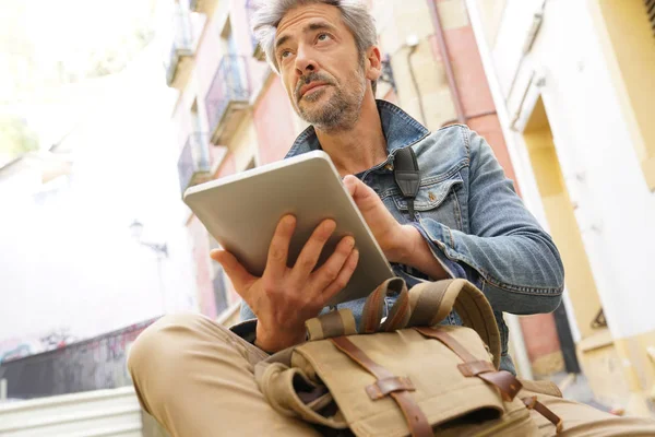 Turista conectado en tableta digital — Foto de Stock