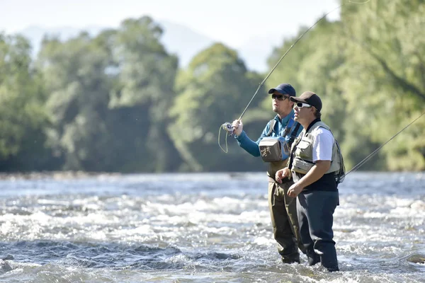 Flyfisherman με οδηγό της αλιείας — Φωτογραφία Αρχείου