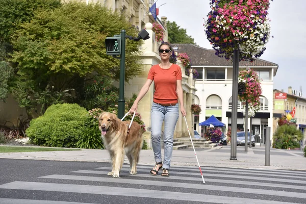 Kvinna korsar gatan — Stockfoto