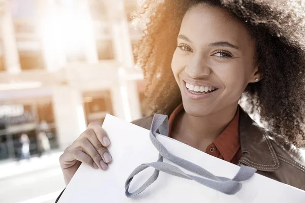 Chica alegre haciendo compras —  Fotos de Stock