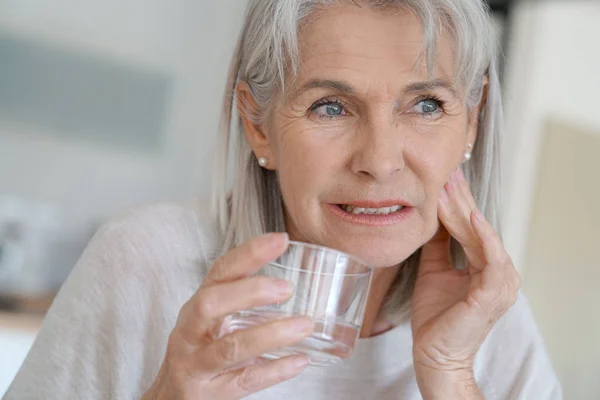 Mulher idosa com dor de dente — Fotografia de Stock