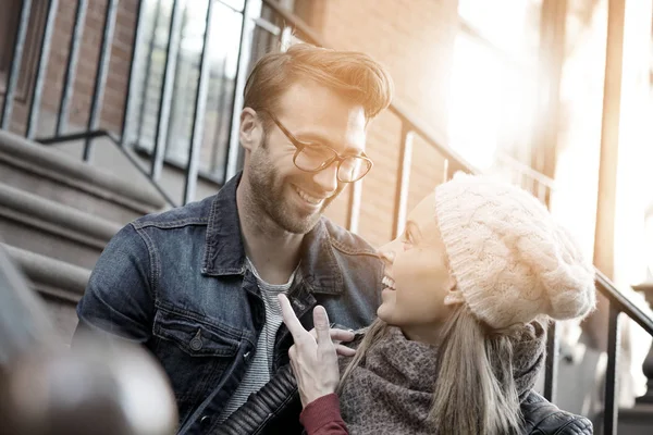 Trendy dalam cinta pasangan menikmati berjalan-jalan — Stok Foto