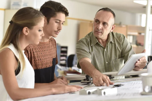 Mensen in engineering opleiding klas — Stockfoto